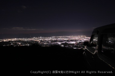 車内から夜景を眺める