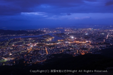 日没直後の洞海湾を中心とした夜景