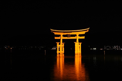 大鳥居のライトアップ