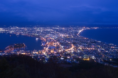 日没直後に眺める函館山からの夜景