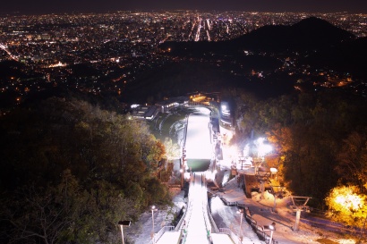 大倉山シャンツェと札幌市街の夜景