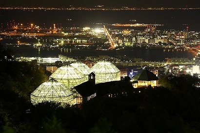 グラステラスのライトアップと神戸の夜景