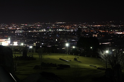 公園内の雰囲気と熊本市の夜景