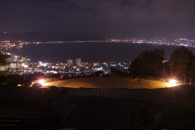 展望テラスの雰囲気と諏訪湖の夜景