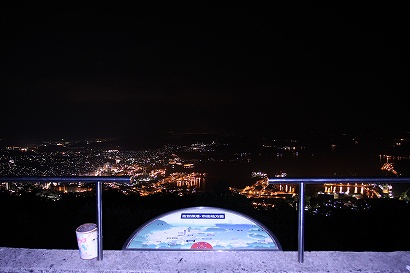 展望マップと佐世保市街の夜景