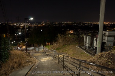 てっぺん丘に続く階段と夜景