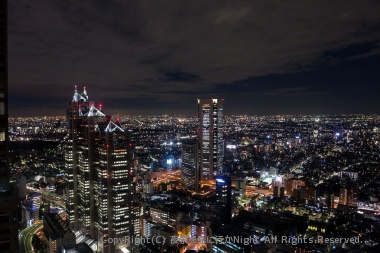新宿パークタワー、東京オペラシティ方面を眺める（南西方面）