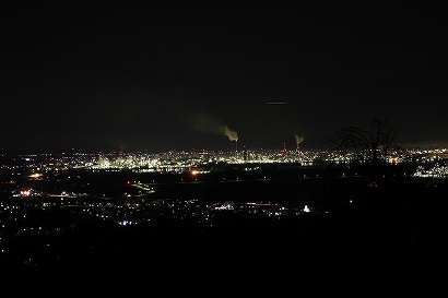 展望台から工場地帯を眺める